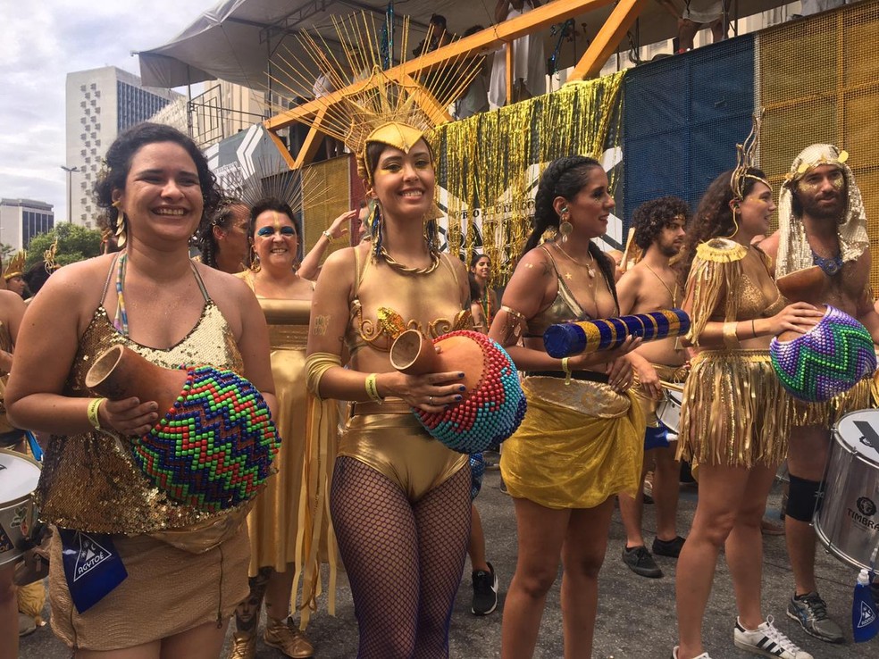 Bloco Agytoê anima foliões no Centro do Rio nesta quarta-feira de cinzas — Foto: Narayanna Borges/GloboNews