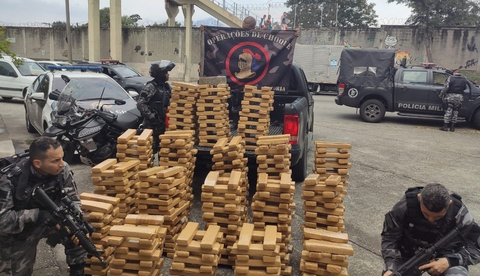 PM apreende drogas no Complexo do Alemão — Foto: Reprodução/Twitter Oficial