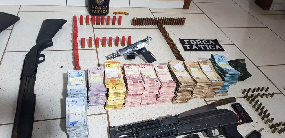 Armas e dinheiro foram recuperados pela Polícia Militar. — Foto: PM-MT/Assessoria