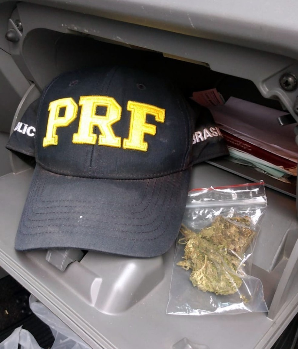 Drogas foram encontradas no porta luvas do veículo — Foto: PRF/Reprodução 