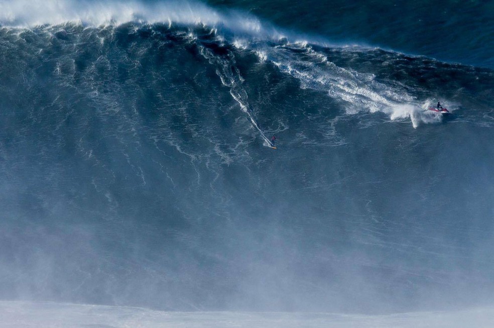 Rodrigo Koxa é o atual recordista mundial ao surfar esse paredão de 24,4m em 2017, em Nazaré — Foto: Raphael Alvim / Divulgação FMA