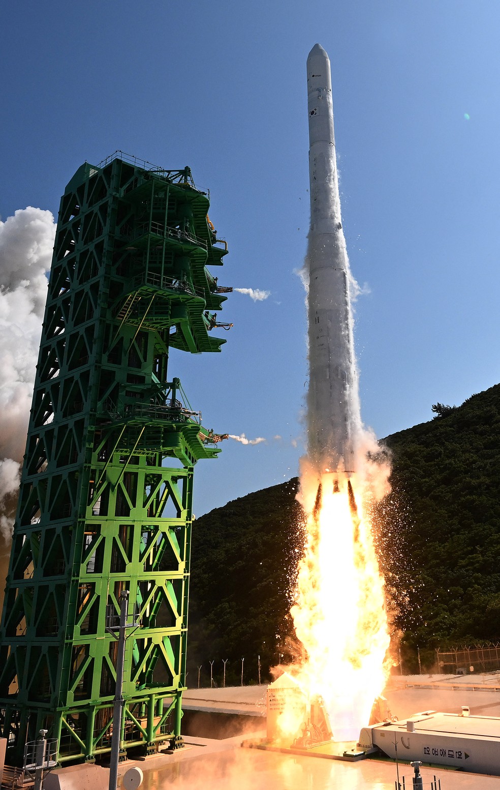 Imagens do foguete Nuri, lançado pela Coreia do Sul em 21 de junho de 2022. — Foto: via AFP