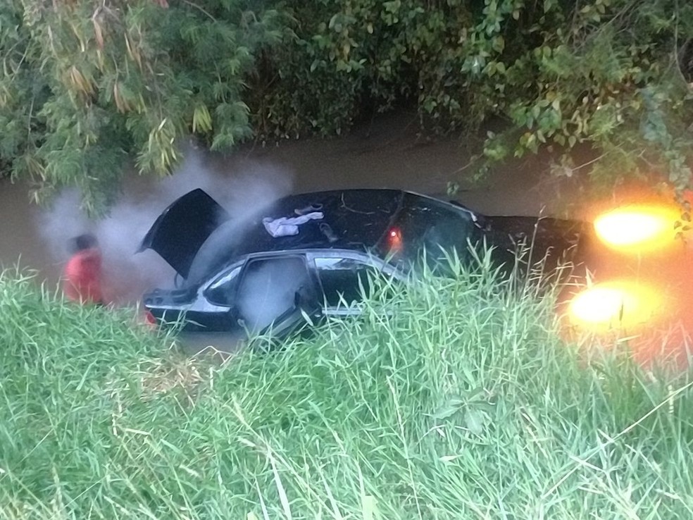 Carro foi parar dentro do rio em Itapetininga (Foto: Rogério Villanova Soroche/Arquivo pessoal)