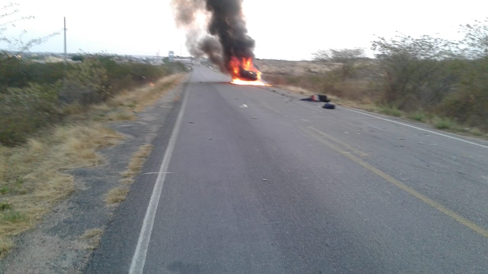 Carro pegou fogo ap&Atilde;&sup3;s batida com moto na regi&Atilde;&pound;o Oeste potiguar &acirc;Â€Â” Foto: PRF/divulga&Atilde;&sect;&Atilde;&pound;o