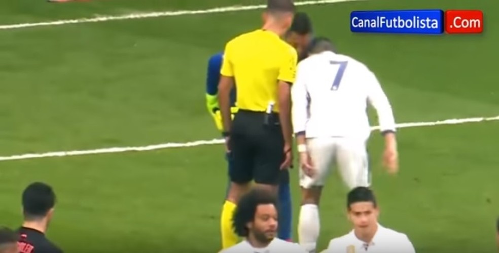 Diego no ouvido de Cristiano Ronaldo antes de defender mais uma penalidade contra o melhor jogador do mundo (Foto: Reprodu&ccedil;&atilde;o)