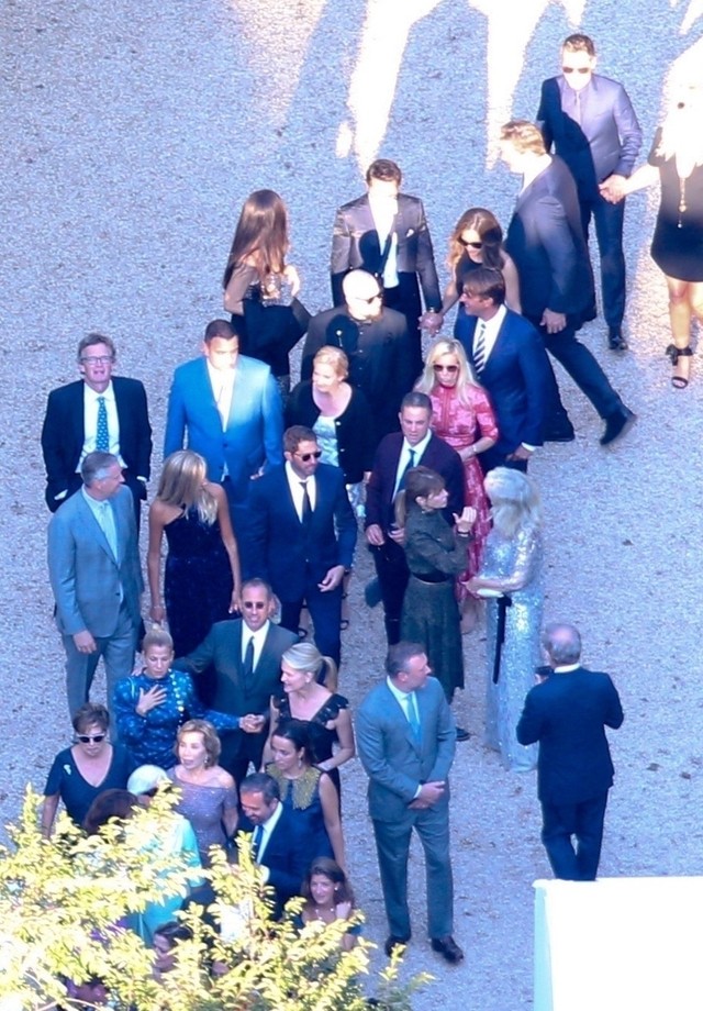 Hamptons, NY  - *EXCLUSIVE*  - Guests are seen arriving at Gwyneth Paltrow's wedding to Brad Falchuk in the Hamptons. Gwyneth's mom, Blythe Danner, as well as Jerry Seinfeld and wife Jessica were spotted among the celebrity guests that also included Rober (Foto: MiamiPIXX / BACKGRID)