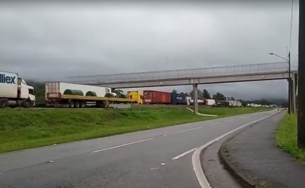 Em Garuva, cidade que faz divisa com o Paraná, há fila para o trecho sentido Norte — Foto: Cris Gomes/NSC TV