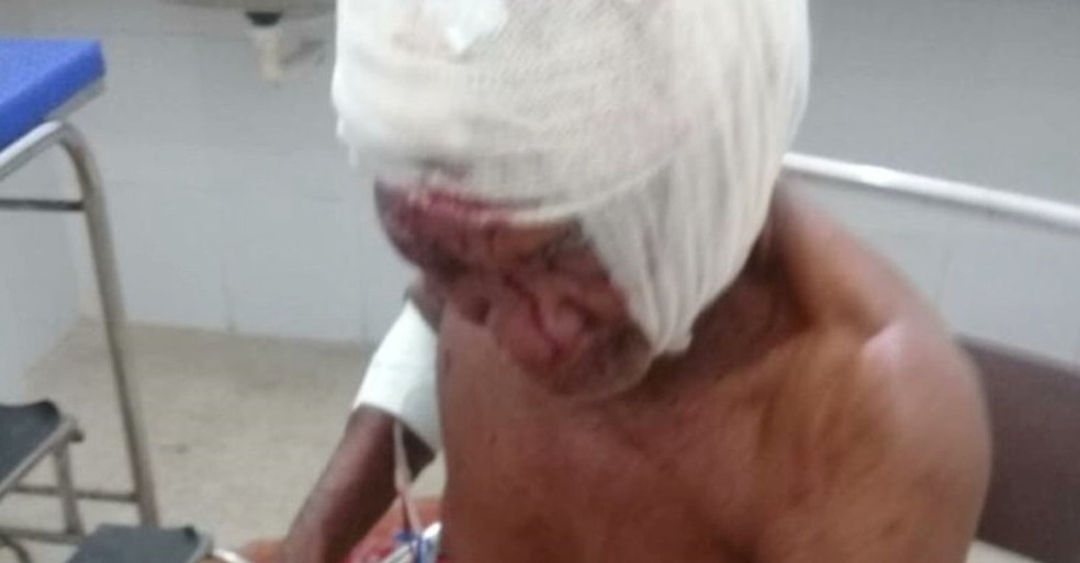 Idoso foi agredido violentamente com vários socos, chutes e facadas dentro da própria residência em Santo Amaro — Foto: Reprodução/ TV Mirante 