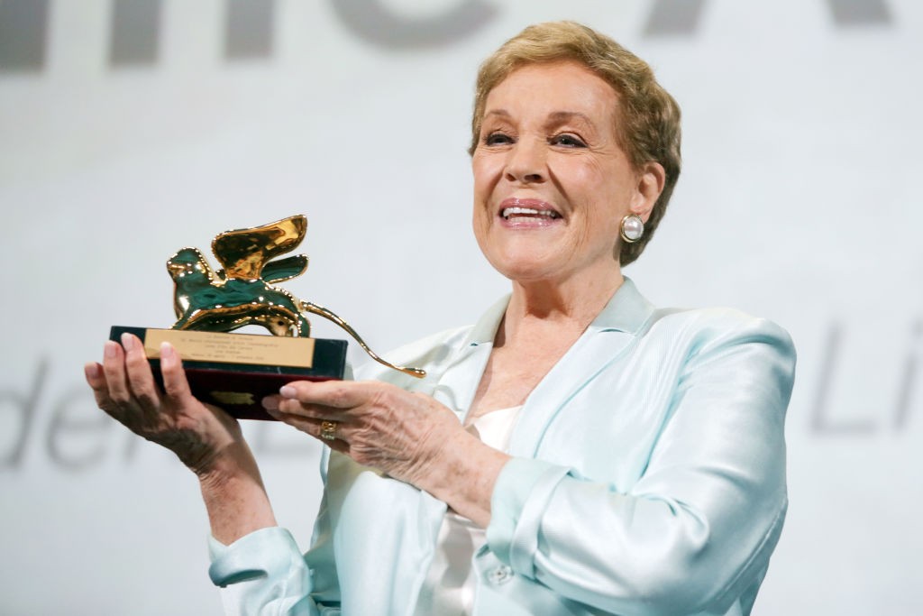 Julie Andrews leva o Leão de Ouro por sua carreira (Foto: Getty Images)