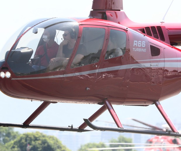 Cauã Reymond, Mariana Goldfarb e Sofia chegam de helicóptero no aeroporto de Jacarepaguá (Foto: Dilson Silva/AgNews)