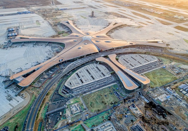 O design futurista do aeroporto conta com cinco saguões conectados, formando uma grande “estrela-do-mar” (Foto: Getty Images)
