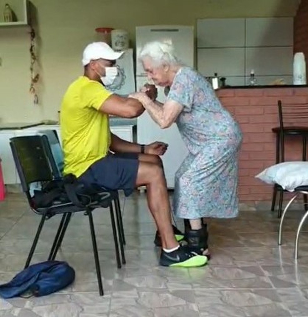Dona Carmelita, de 100 anos, faz aulas de musculação em Uberlândia — Foto: Reprodução/Fernando Oliveira