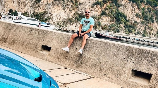 Piloto da Alfa Romeo na F1, Bottas posa com Ferrari azul de R$ 4 milhões em Mônaco