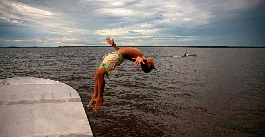 Criança pula na água na baía do Melgaço, sudoeste da ilha de Marajó, no estado do Pará.