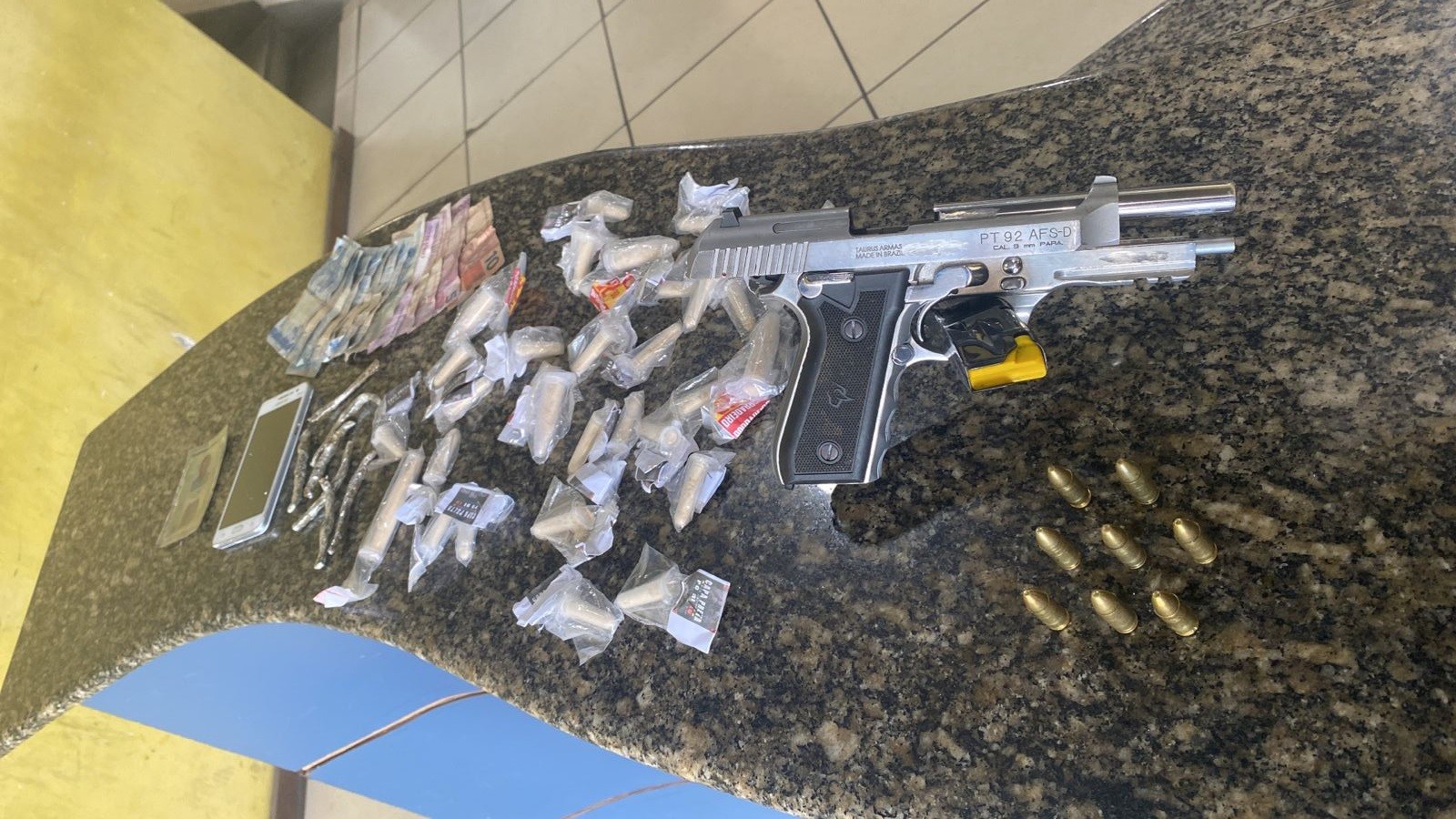 Homens são flagrados com pistola e drogas após troca de tiros com a PM em Angra dos Reis