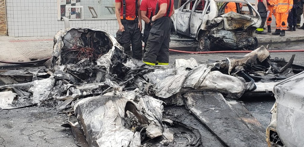 Aeronave foi destruída por chamas; três morreram em acidente, em Belo Horizonte — Foto: Raquel Freitas/G1