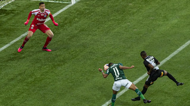 Rony, do Palmeiras, cabeceia contra a Ponte Preta