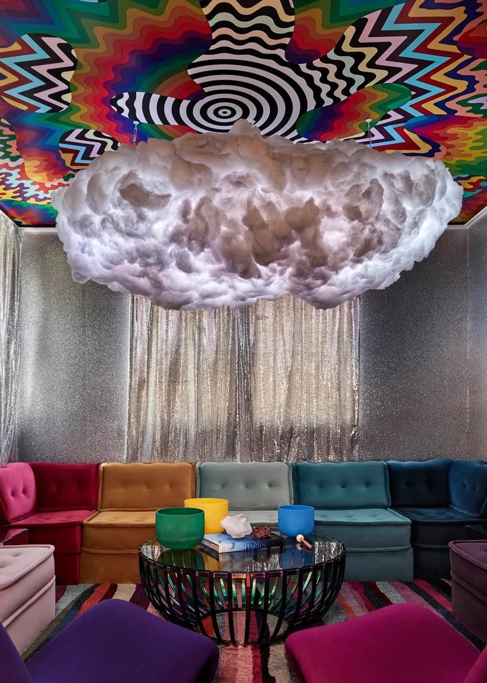 Cômodo com nuvem e sofá com as cores do arco-íris — Foto: Reprodução/Twitter Architectural Digest