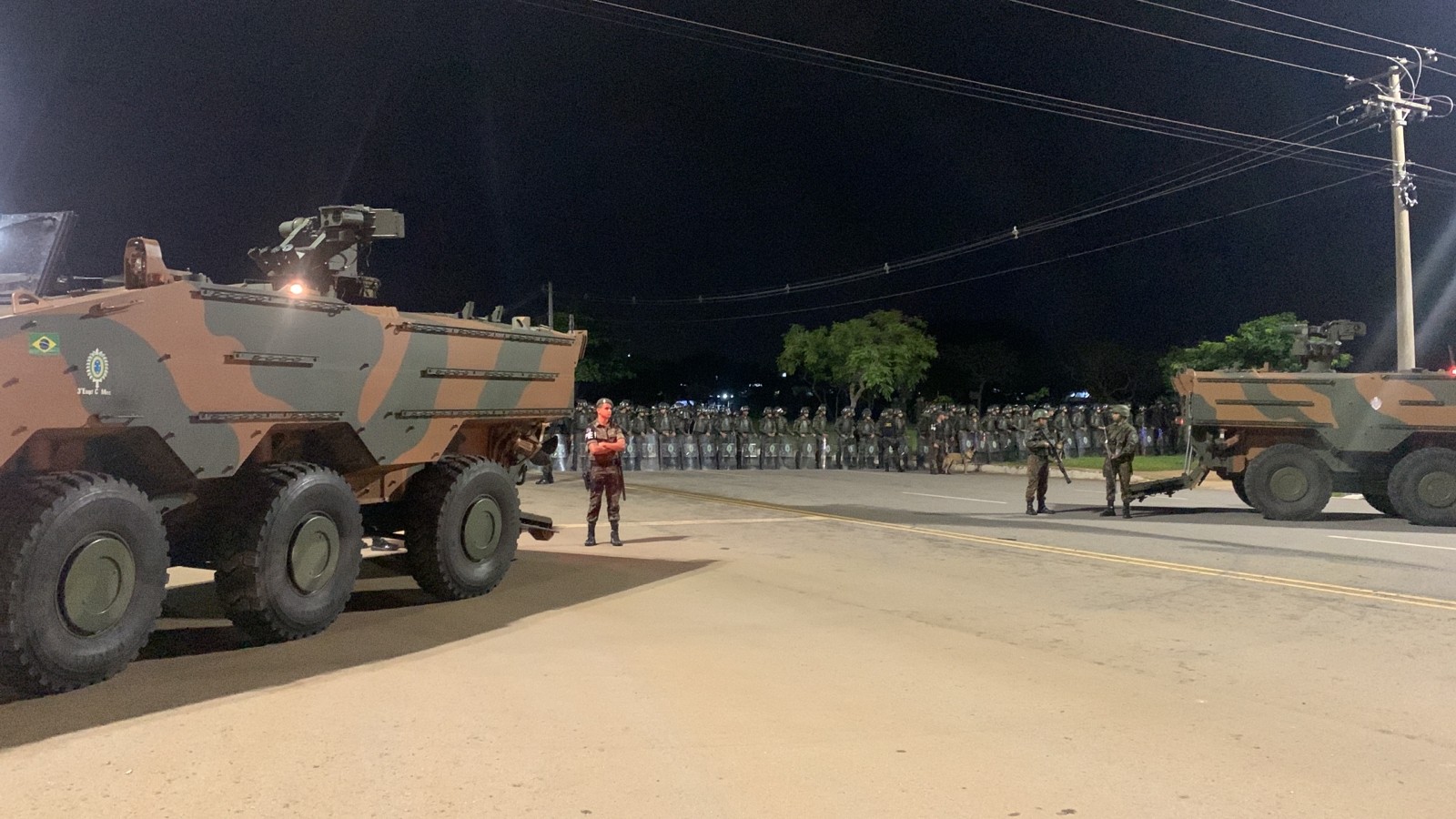 Blindados impedem a passagem em via que dá acesso ao QG do Exército — Foto: Patrik Camporez/O Globo