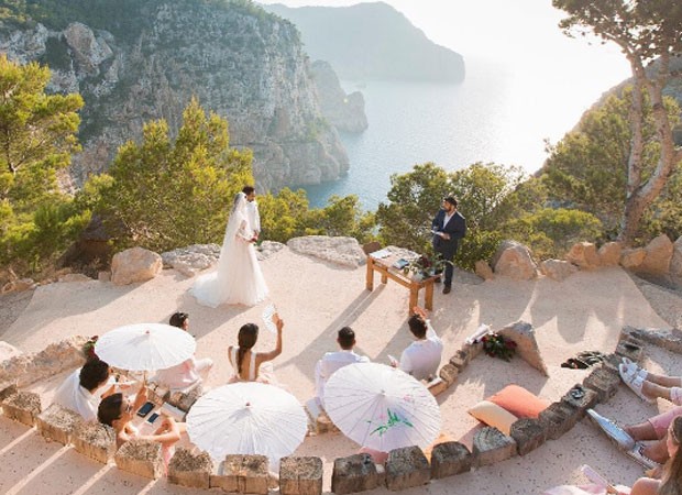 Casamento de Daniel Alves e Joana Sanz foi celebrado ao ar livre em Ibiza, na Espanha (Foto: Reprodução/Instagram)