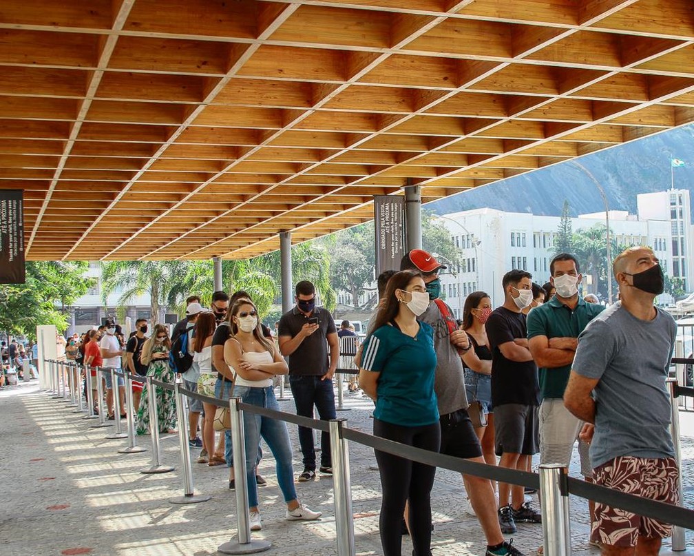 Visitantes respeitam distanciamento na fila para visitar o Bondinho do Pão de Açúcar — Foto: Alexandre Pontes/Futura Press/Estadão Conteúdo