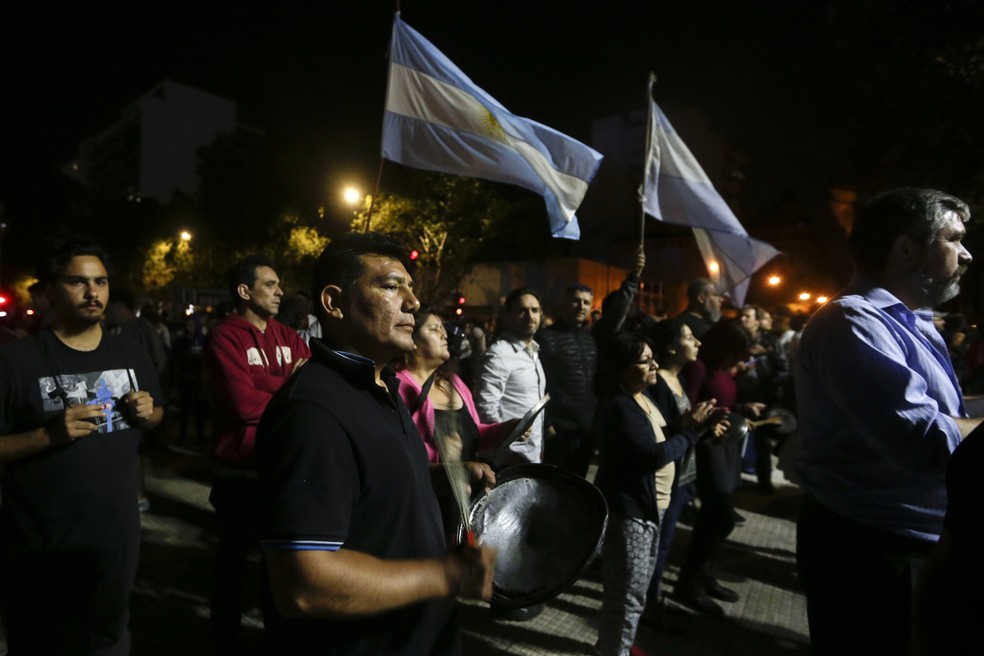 Manifestantes fazem panelaço contra a votação da reforma da previdência na madrugada desta terça-feira (19) em Buenos Aires (Foto: AP Photo/Victor R. Caivano)