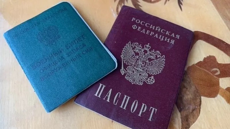 Passaporte de identificação militar na Rússia (Foto: BBC News)