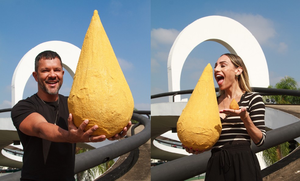 Modelos posam com coxinha de 5kg que estarão em Memorial da América Latina, em São Paulo  — Foto: Divulgação/Felipe Mariano