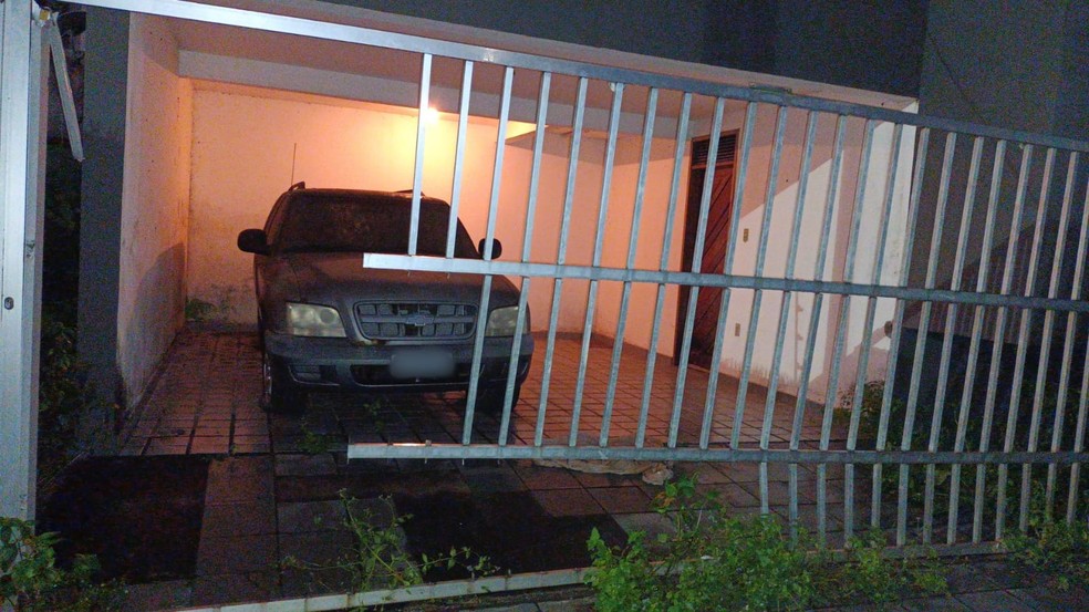 Homem tentou desmontar portão de casa no bairro Tirol, em Natal. — Foto: Cedida