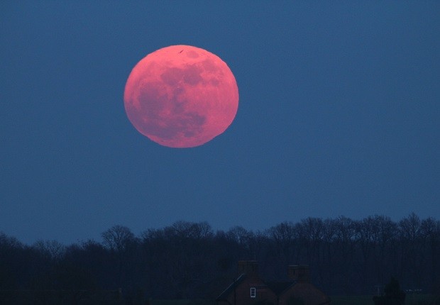 UNITED KINGDOM - MARCH 19:  The moon at perigree on March 19, 2011 at 18:37 hours. A perigree moon is a moon that is at its closest to earth (as contrasted to moon in apogee). The Supermoon is a full moon in perigree. The proximity of a supermoon to earth (Foto: SSPL via Getty Images)