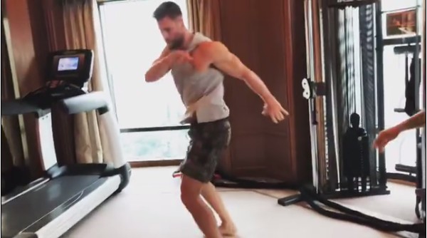 Chris Hemsworth treina em hotel em São Paulo e assusta atores de Eu  Nunca