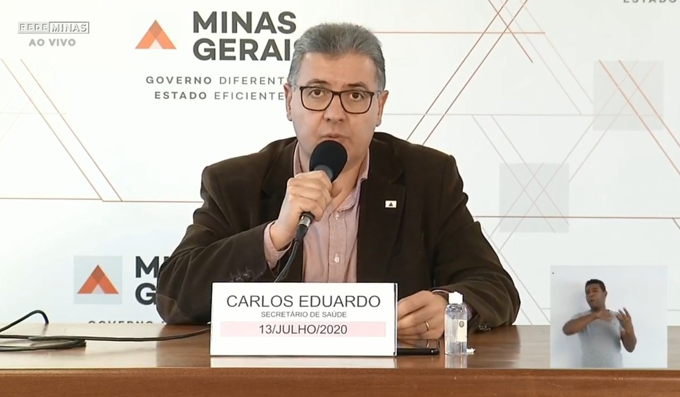 Secretário de Saúde de MG, Carlos Eduardo Amaral, em coletiva nesta segunda-feira (13) — Foto: Reprodução/Rede Minas 