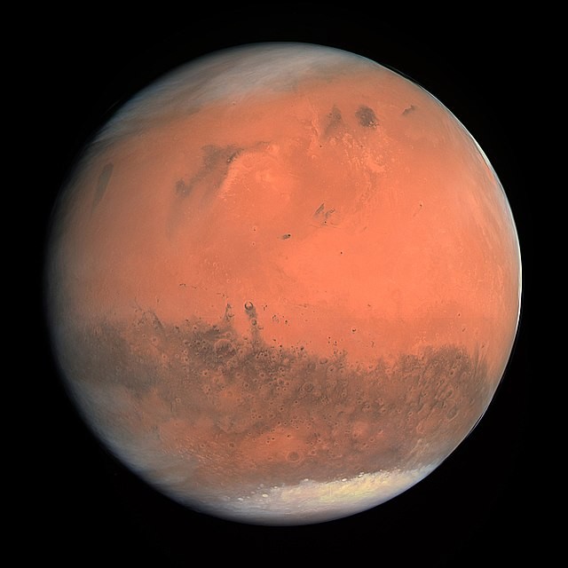 Imagem de Marte tirada pelo instrumento OSIRIS na espaçonave ESA Rosetta, nela as cores reais de Marte são mostradas (Foto: Wikimedia Commons)