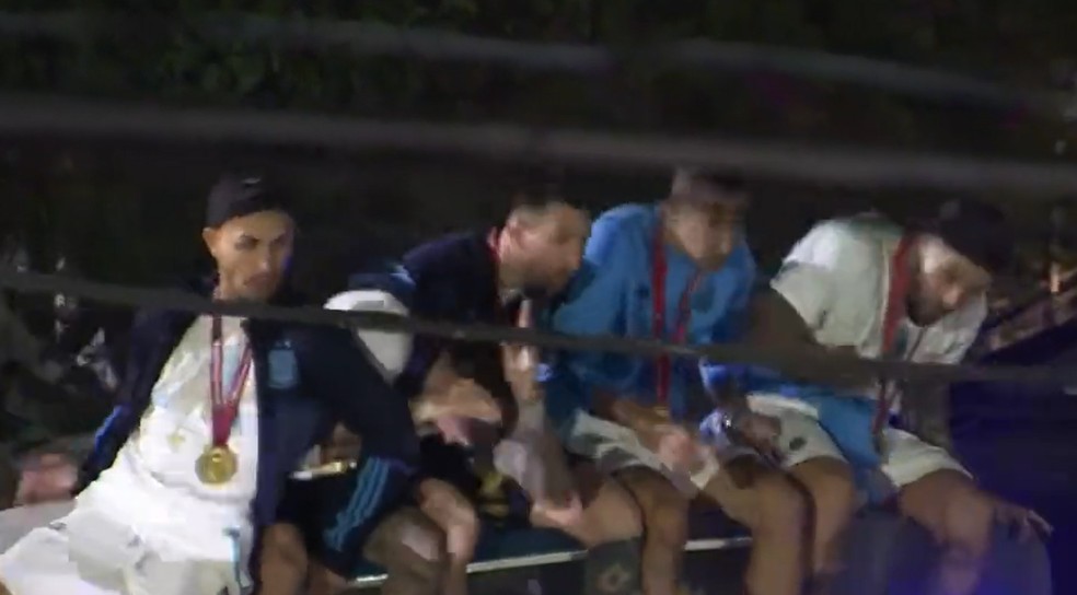 Grupo com Messi precisou se abaixar rapidamente — Foto: Reprodução/Twitter