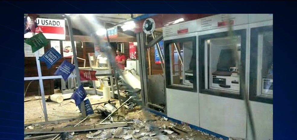 Agência bancária ficou destruída após a ação dos bandidos em Buriticupu (Foto: Reprodução/TV Mirante)