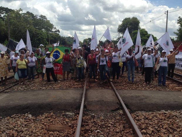 Membros do Movimento Antingidos por Barragem e os moradores de Belo Oriente protestam exigindo soluções definitivas para a captação de água (Foto: Ellen Dutra / Arquivo Pessoal)