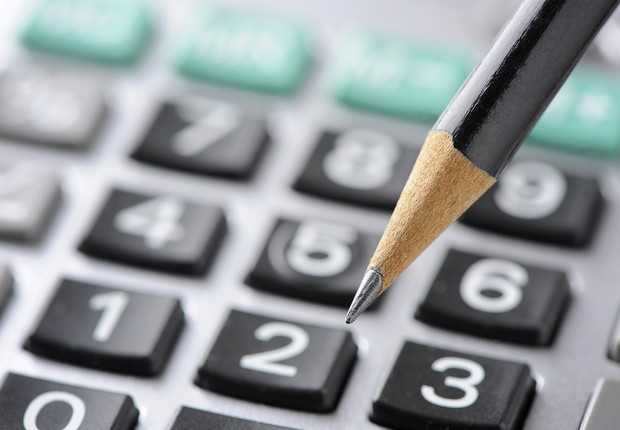 Finanças ; calculadora ; imposto de renda ; pequenas e microempresas ; contas a pagar ;  (Foto: Shutterstock)