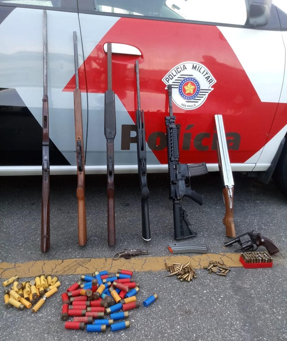 Armas e munição foram apreendidas com idoso de 70 anos (Foto: Dibulgação/PM) 