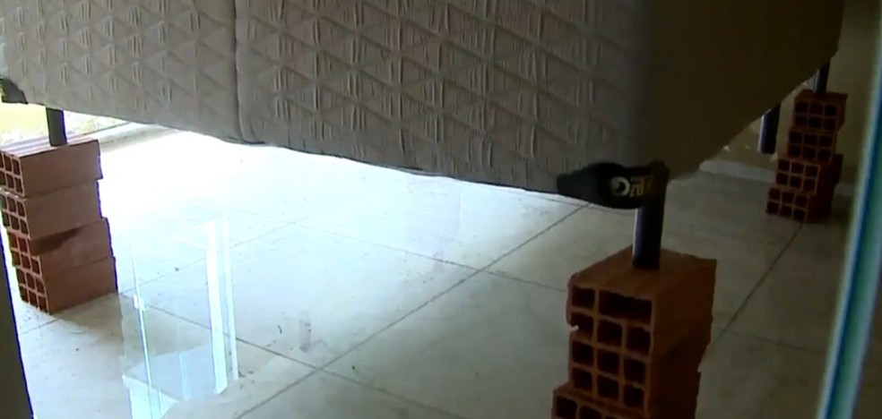 Cama é colocada em cima de tijolos para não estragar em meio às enchentes no Maranhão — Foto: Reprodução