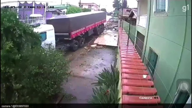 Caminho sem motorista invade calada e derruba duas rvores em Anpolis
