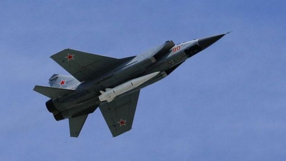 O míssil hipersônico Kinzhal acoplado a um caça Mikoyan MiG-31K durante uma parada aérea em Moscou em 2018 — Foto: GETTY IMAGES/via BBC