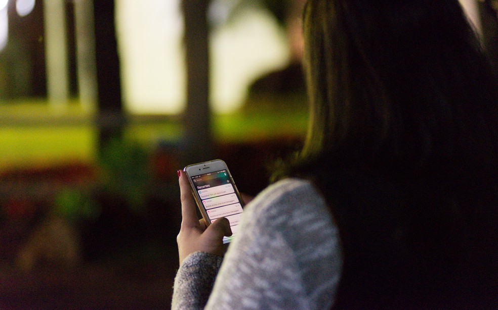 Jovem usa celular para azarar no Parque do Peão em Barretos (SP). (Foto: Érico Andrade/G1)