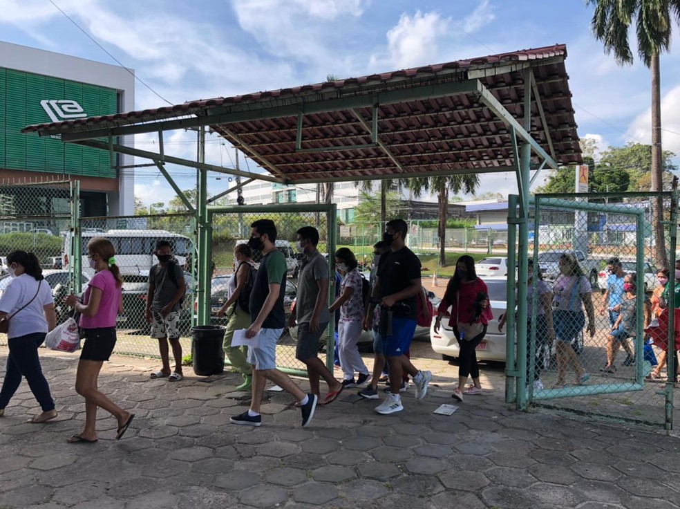 Pessoas que estavam na fila do Vasco Vasques caminharam até o sambódromo de Manaus — Foto: Matheus Castro/G1