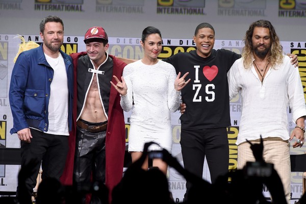O ator Ezra Miller com seus colegas de elenco em Liga da Justiça (Foto: Getty Images)
