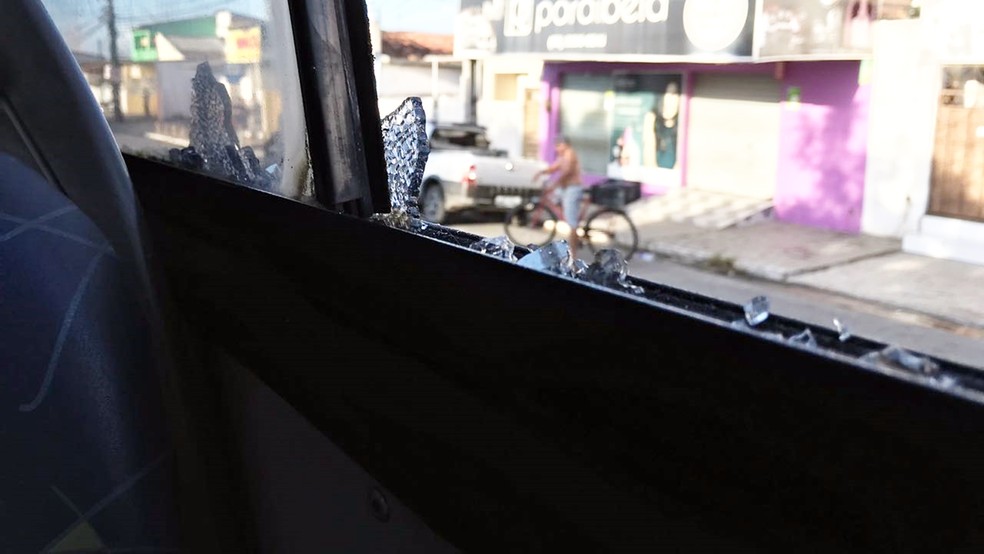 Um dos tiros disparados pelos suspeitos quebrou uma das janelas no Ã´nibus que seguia por Mangabeira, em JoÃ£o Pessoa (Foto: Walter Paparazzo/G1)