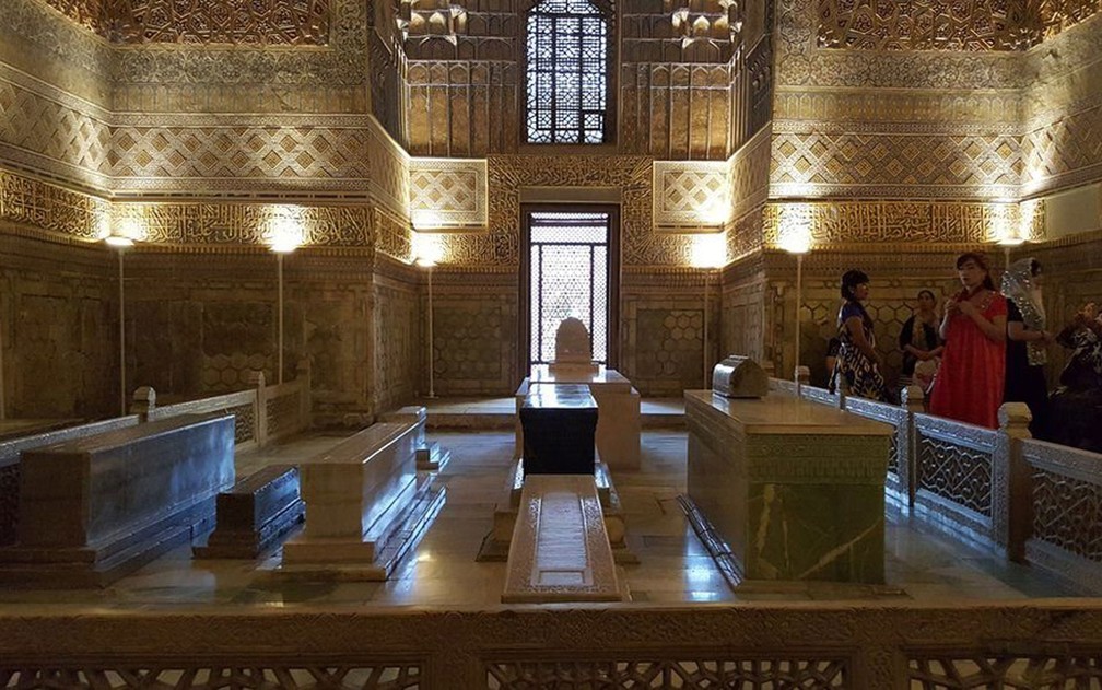 Samarcanda tem dezenas de tumbas onde estão enterrados famosos líderes religiosos — Foto: BBC