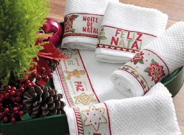 Kit de panos de prato de Natal, da Karsten, contém quatro peças (Foto: Reprodução / Shoptime)