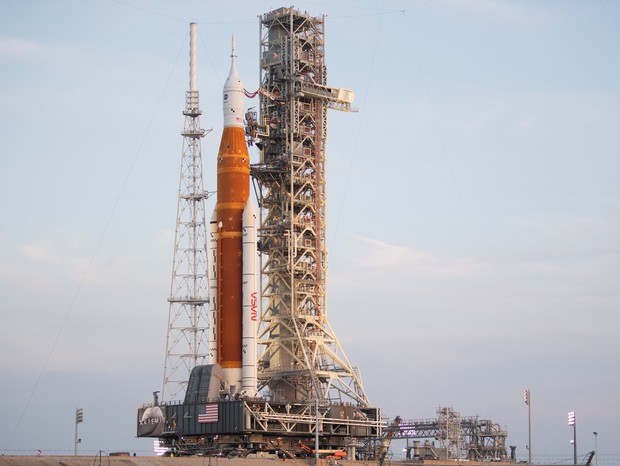 Foguete do Sistema de Lançamento Espacial (SLS) da Nasa com a espaçonave Orion a bordo é visto no topo do lançador móvel na rampa na Plataforma de Lançamento 39B, Centro Espacial Kennedy, na Flórida. (Foto: NASA/Joel Kowsky)