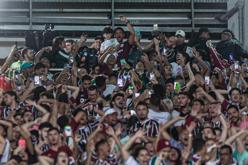 Fred no meio da torcida do Fluminense — Foto: Marcelo Gonçalves/Fluminense