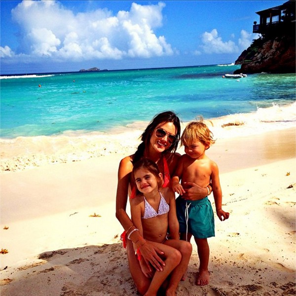 A modelo está curtindo o feriado prolongado americano com os filhos na praia (Foto: Reprodução / Instagram)